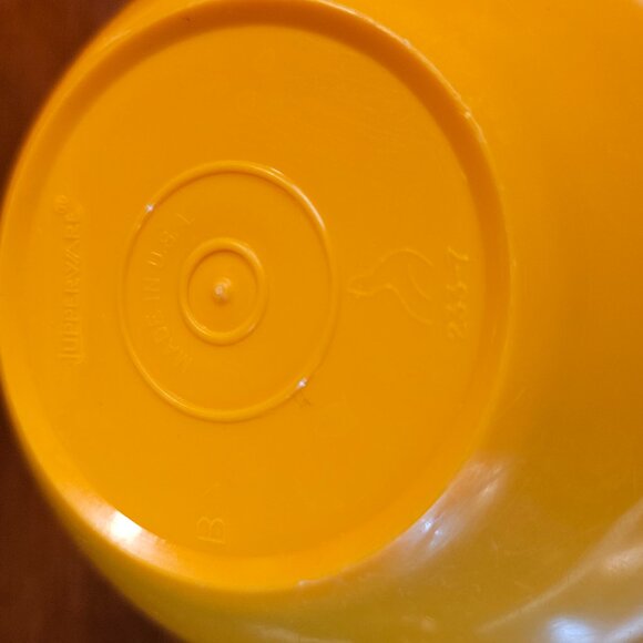 2 Vintage Tupperware Bowls 233-10, 233-7 No Lids - Picture 7 of 10